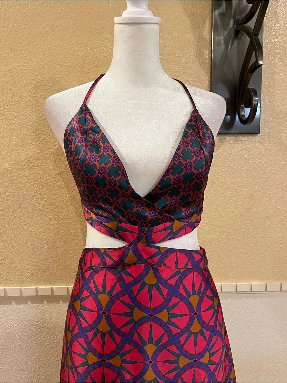 House of Harlow satin maxi dress w/ cutouts. Open back, slit. Purple, fuchsia. L - Picture 3 of 12